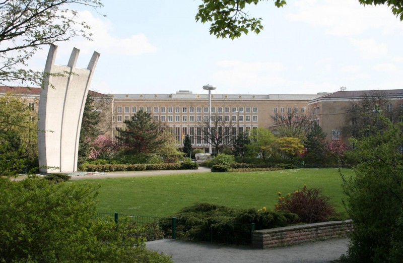 Luftbr�ckendenkmal [B] 51m