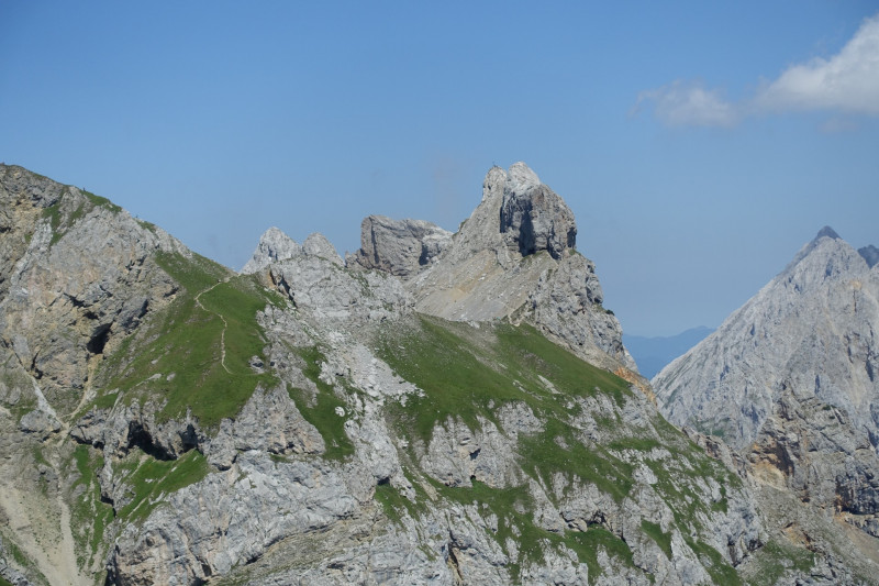 Karwendelgrube - Linderspitzen - Mittenwalder Höhenweg - Sulzli-Unterstand - Sulzleklammspitze - Kirchlspitze - Brunnsteinhütte - Leitersteig - Karwendelbahn