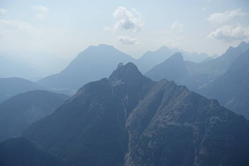 Karwendelgrube - Linderspitzen - Mittenwalder Hhenweg - Sulzli-Unterstand - Sulzleklammspitze - Kirchlspitze - Brunnsteinhtte - Leitersteig - Karwendelbahn