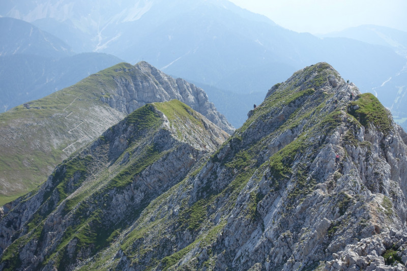 Karwendelgrube - Linderspitzen - Mittenwalder Hhenweg - Sulzli-Unterstand - Sulzleklammspitze - Kirchlspitze - Brunnsteinhtte - Leitersteig - Karwendelbahn